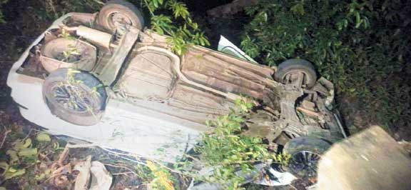 चुनाव कार्य में लगी गाड़ी नाले में कर्मी सुरक्षित