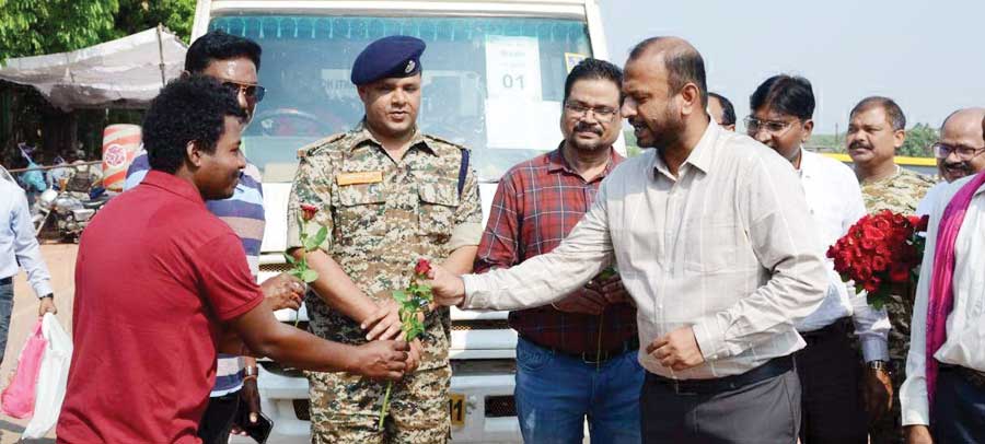 कलेक्टर-एसपीने गुलाब देकर मतदान दलों को किया रवाना