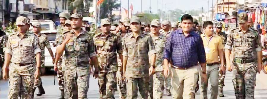 फ्लैग मार्च में शामिल हुए कलेक्टर-एसपी फ्लैग मार्च में शामिल हुए कलेक्टर-एसपी