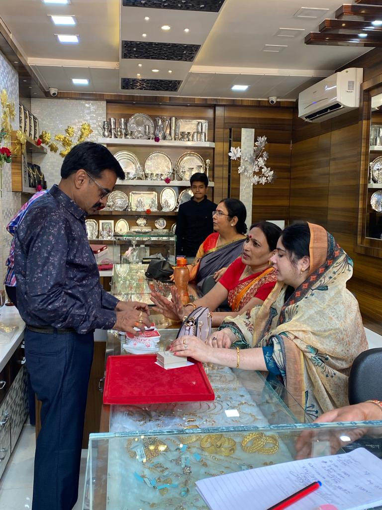 शादी के सीजन में सोने का रेट डेढ़ महीने  में 10 हजार 900 रुपए प्रति 10 ग्राम चढ़ा 