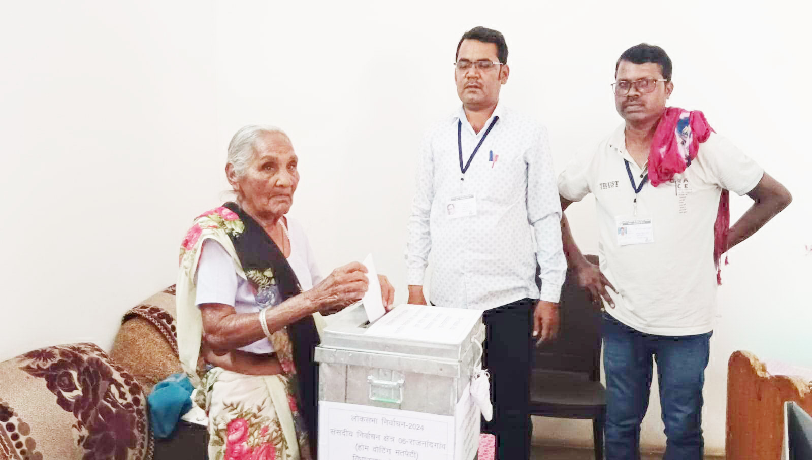 85+आयु वर्ग का होम वोटिंग शुरू घर-घर पहुंच रहे मतदान दल 85+आयु वर्ग का होम वोटिंग शुरू घर-घर पहुंच रहे मतदान दल