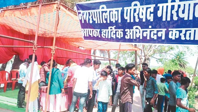 पालिका ने पिलाई श्रद्धालुओं को शरबत पालिका ने पिलाई श्रद्धालुओं को शरबत