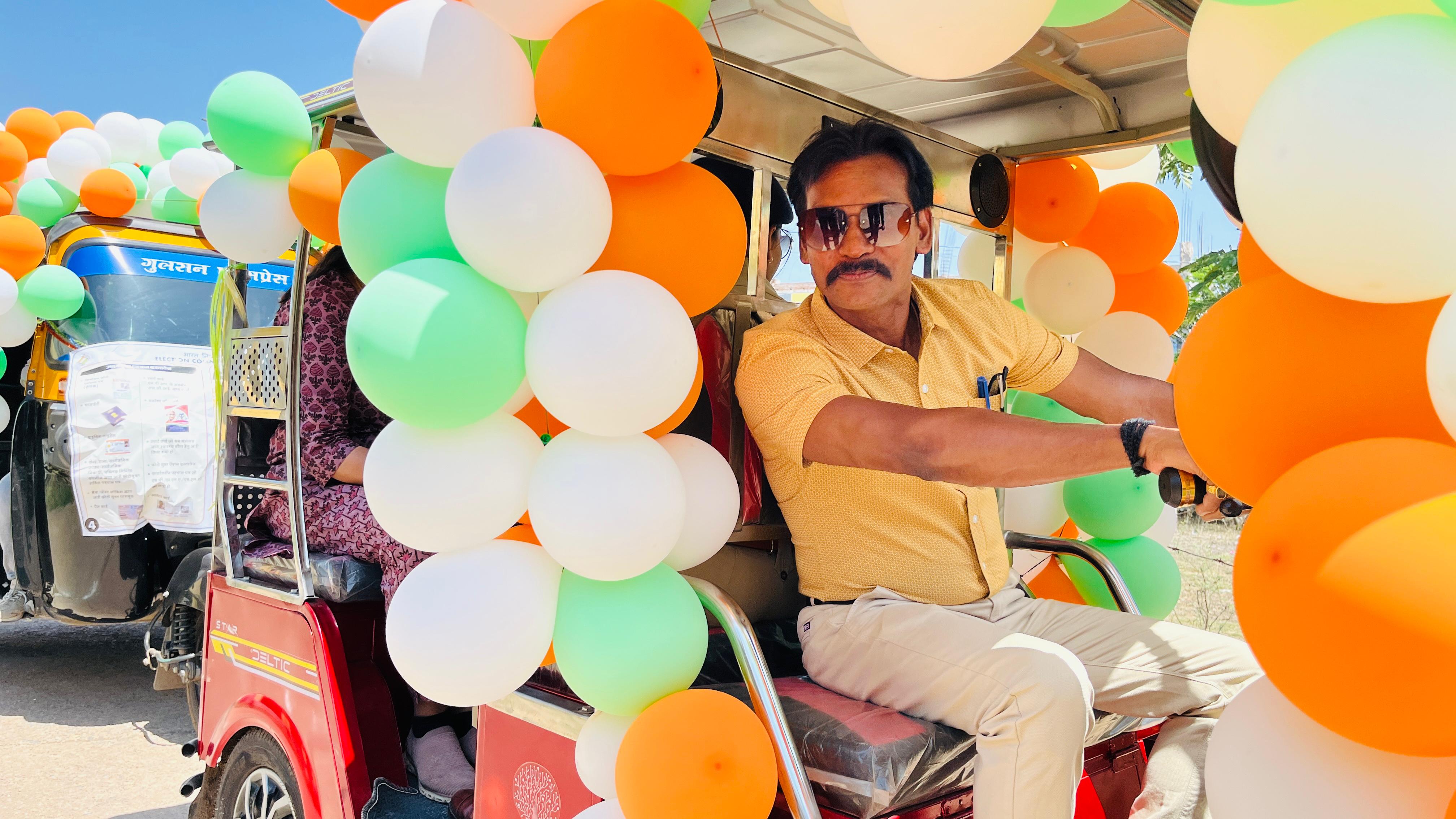 ट्रैक्टर के बाद ऑटो चलाकर कलेक्टर ने दिया मतदाता जागरूकता का संदेश