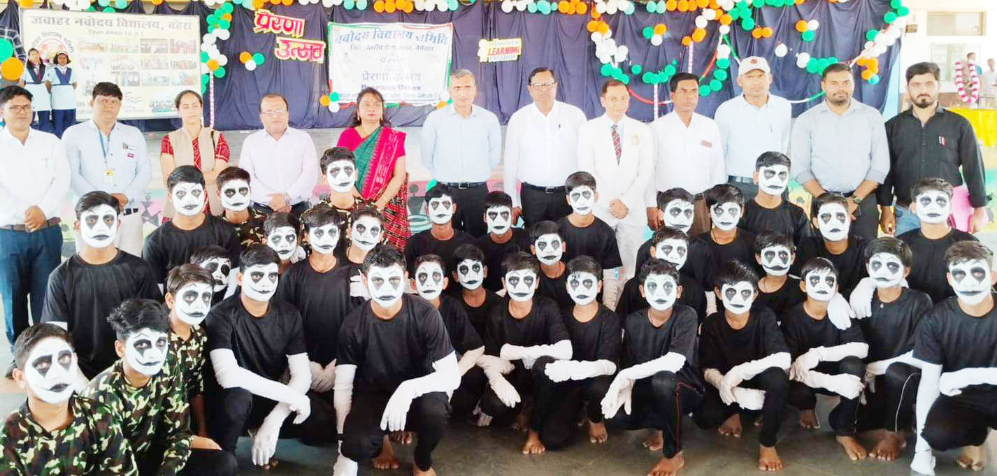 कलेक्टर ने सुनाई कविता और सामान्य ज्ञान के प्रश्न भी पूछे कलेक्टर ने सुनाई कविता और सामान्य ज्ञान के प्रश्न भी पूछे