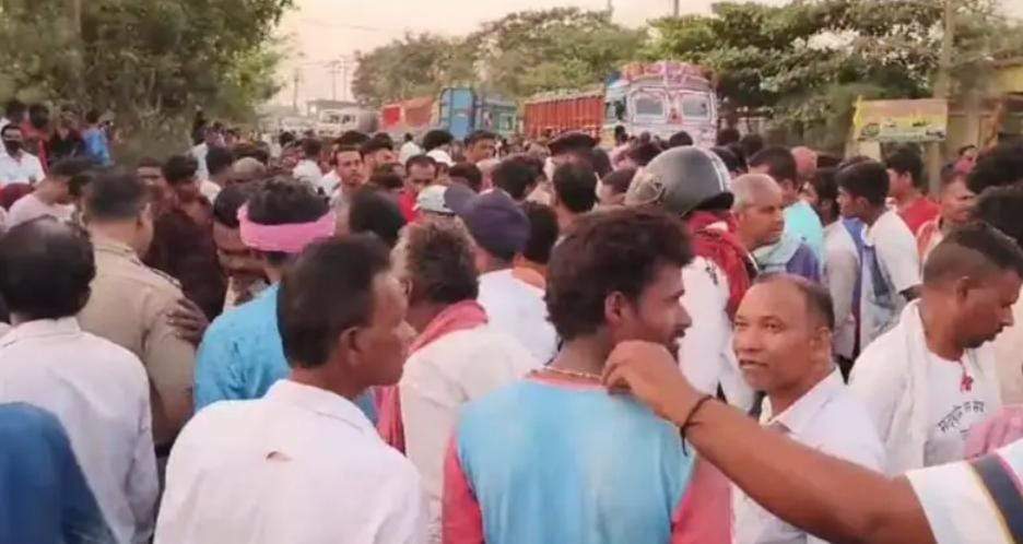 ट्रेलर की चपेट में कर्मी की मौत, चक्काजाम, प्रदर्शन ट्रेलर की चपेट में कर्मी की मौत, चक्काजाम, प्रदर्शन