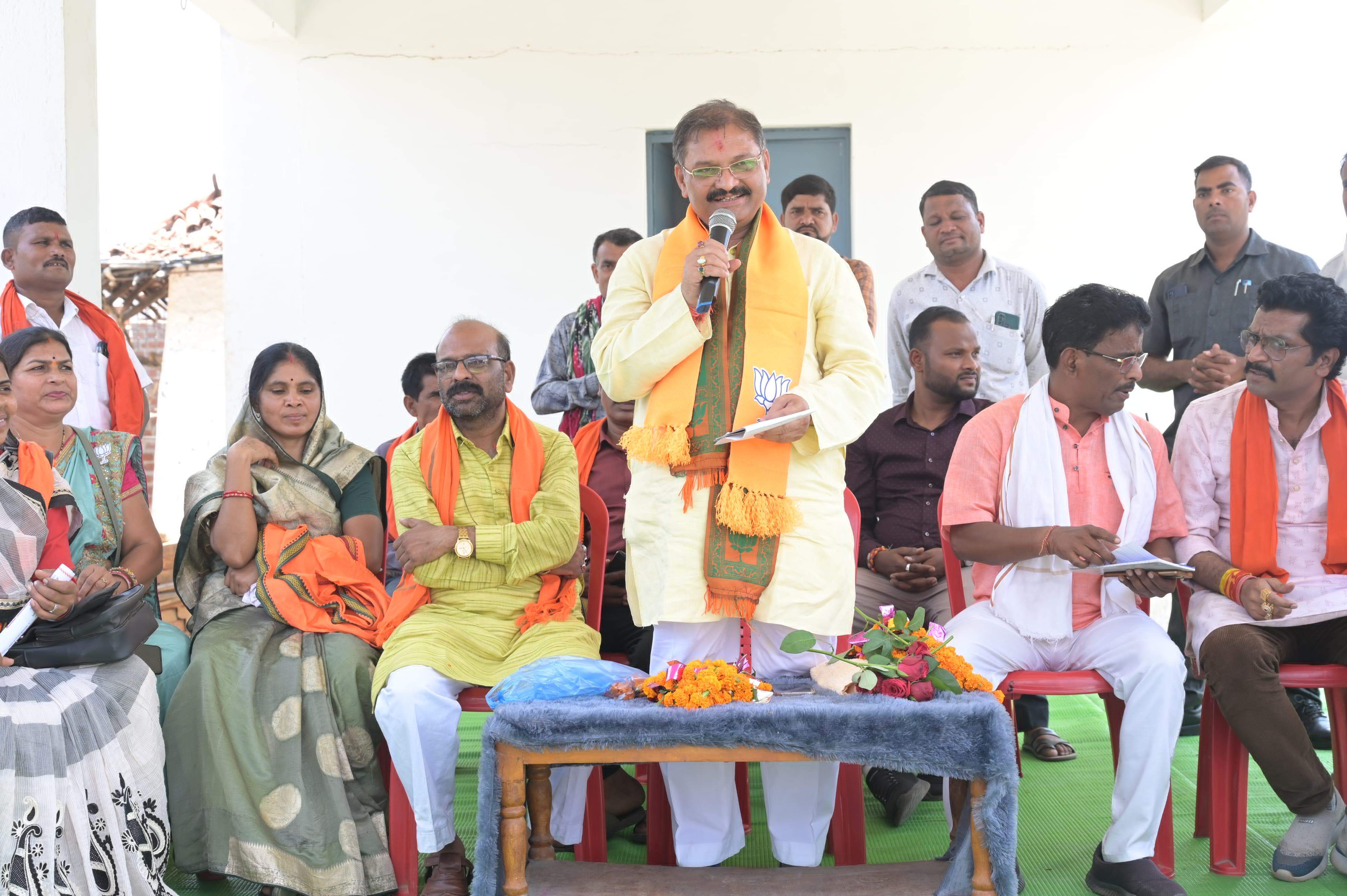 बघेल को नांदगांव क्षेत्र में वोट मांगने का नैतिक अधिकार नहीं- पांडे बघेल को नांदगांव क्षेत्र में वोट मांगने का नैतिक अधिकार नहीं- पांडे