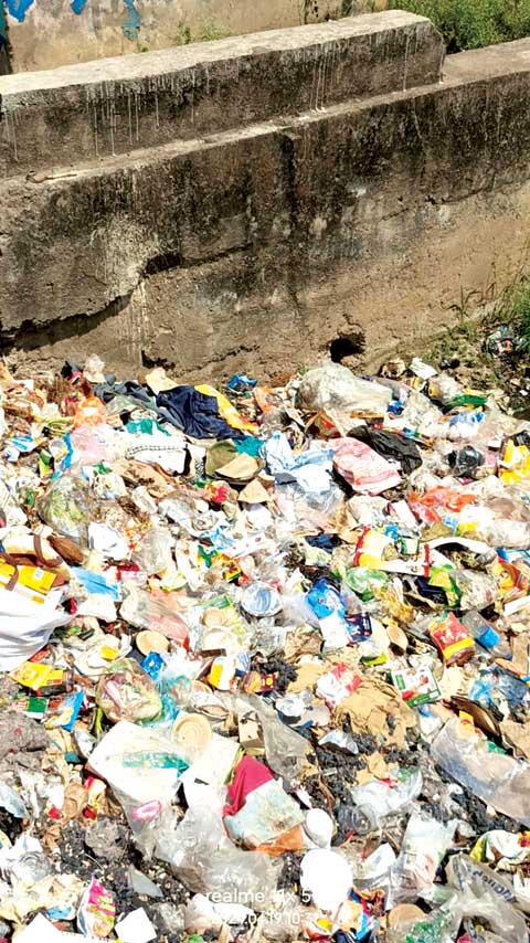 नालियां गन्दगी से भरी, ठेकेदार पर 25 हजार का जुर्माना नालियां गन्दगी से भरी, ठेकेदार पर 25 हजार का जुर्माना