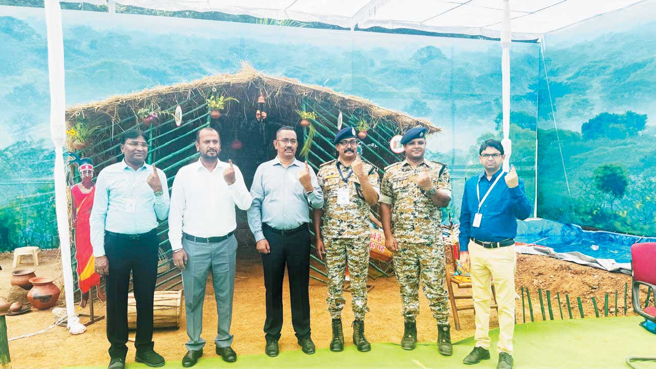 मतदान के बाद अफसरों ने एक साथ खिंचवाई फोटो