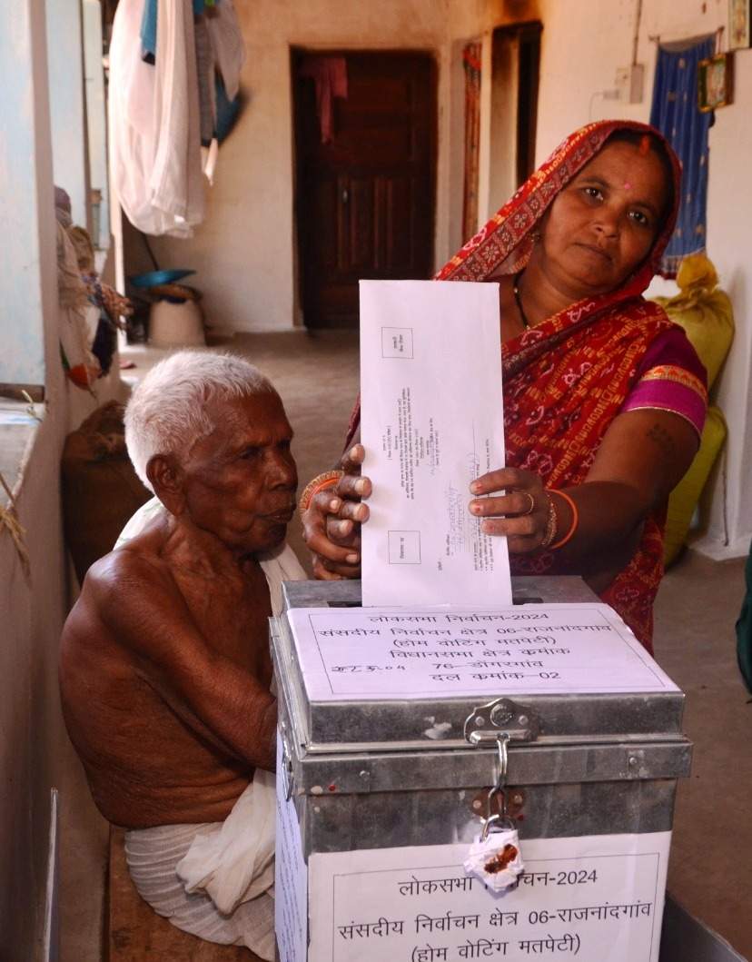 दिव्यांगता से ग्रसित रामजी ने पहली बार किया होम वोटिंग दिव्यांगता से ग्रसित रामजी ने पहली बार किया होम वोटिंग