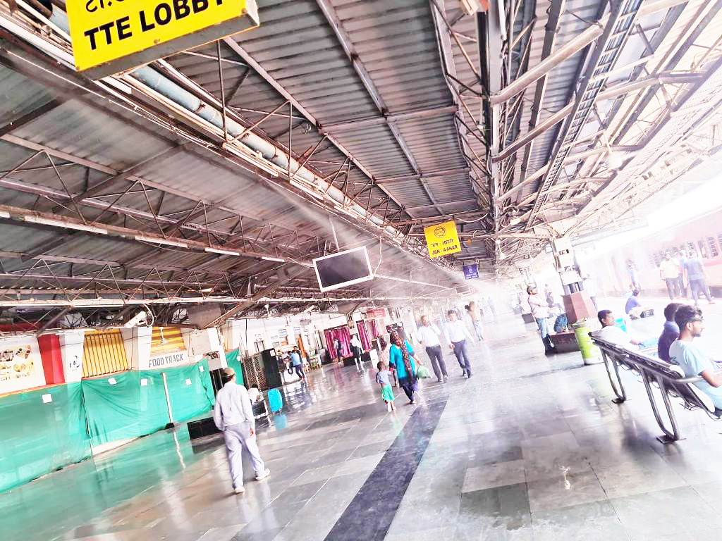 प्लेटफॉर्म पर शीतल जल का छिडक़ाव, यात्रियों को मिल रही राहत
