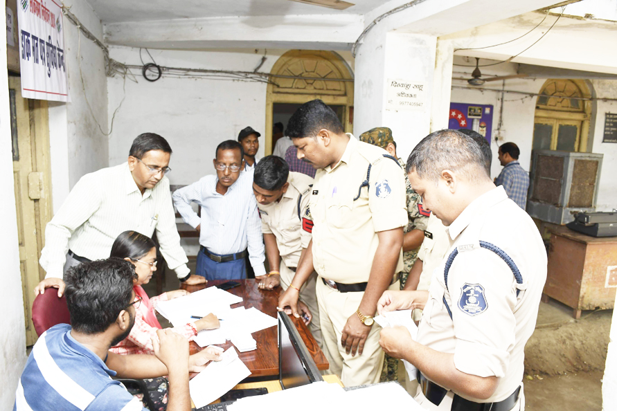 मीडिया प्रतिनिधियों ने पहली बार डाक मतपत्र के जरिए किया मतदान मीडिया प्रतिनिधियों ने पहली बार डाक मतपत्र के जरिए किया मतदान