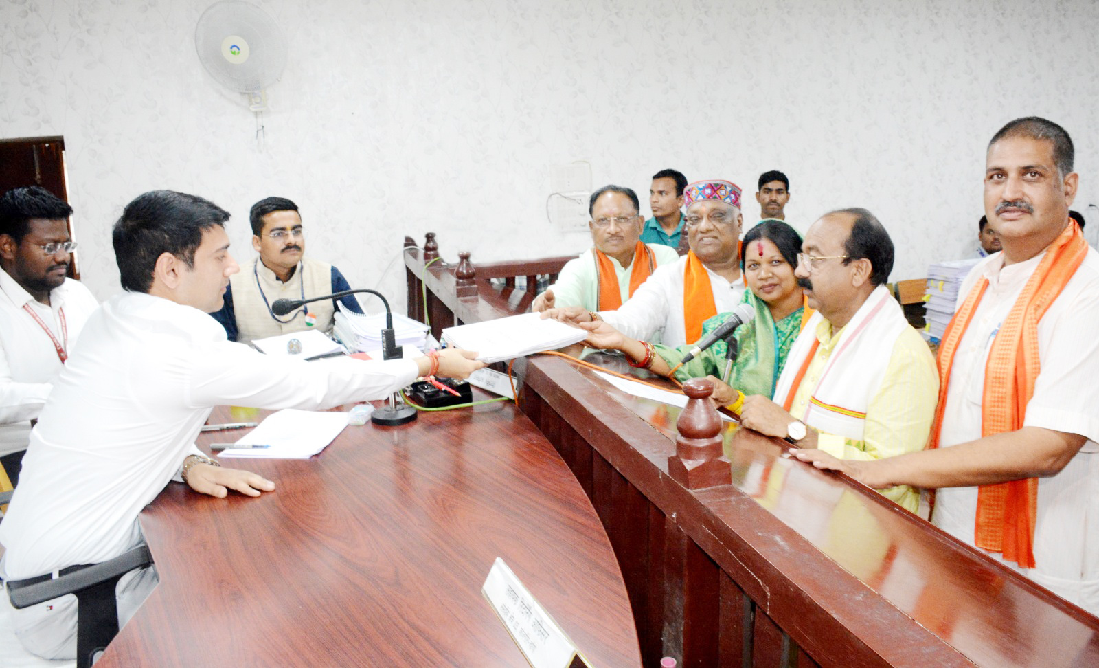 अंतिम दिन 17 अभ्यर्थियों ने जमा किए नामांकन व 2 अभ्यर्थियों ने लिया नामांकन पत्र अंतिम दिन 17 अभ्यर्थियों ने जमा किए नामांकन व 2 अभ्यर्थियों ने लिया नामांकन पत्र