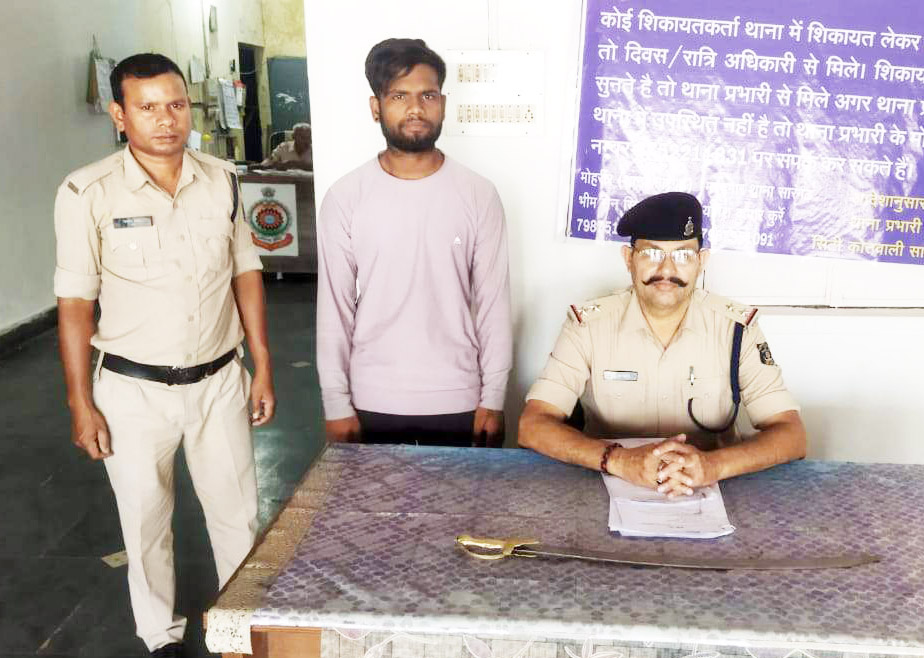 तलवार लहराते पकड़ाया आरोपी