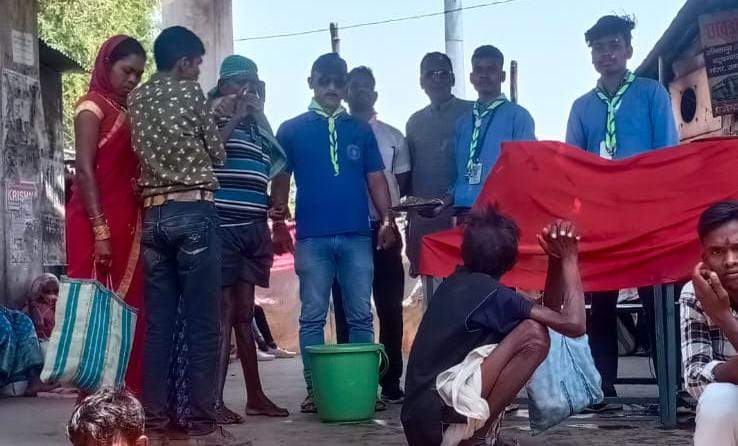 गुड़ के साथ पानी पिला यात्रियों को पहुँचा रहे राहत