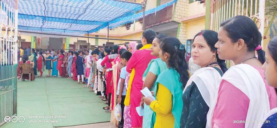 बड़े बचेली में 68.76 फीसदी मतदान, ली सेल्फी