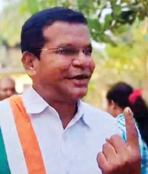 मोहन मरकाम ने किया मतदान मोहन मरकाम ने किया मतदान