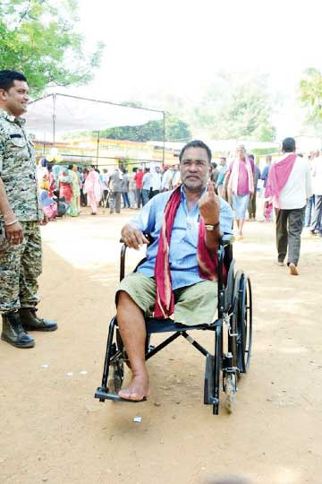 मतदाता रथ ने 12 सौ से अधिक दिव्यांग, वरिष्ठ नागरिकों को पहुंचाया मतदान केन्द्र मतदाता रथ ने 12 सौ से अधिक दिव्यांग, वरिष्ठ नागरिकों को पहुंचाया मतदान केन्द्र