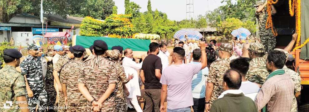 शहीद जवान को नम आंखों से दी श्रद्धांजलि