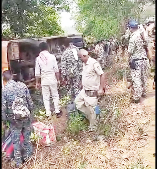 जवानों की गाड़ी पलटी, कई घायल जवानों की गाड़ी पलटी, कई घायल