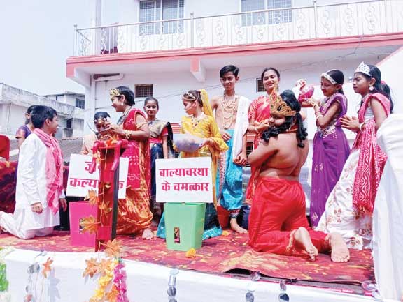 जैन समाज ने महावीर जयंती पर निकाली नगर में झांकी व शोभायात्रा