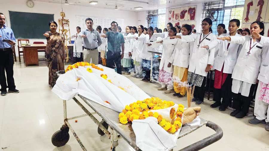 बेटे ने की पिता की अंतिम इच्छा पूरी, मेकाज को सौंपा शिक्षक पिता का देह