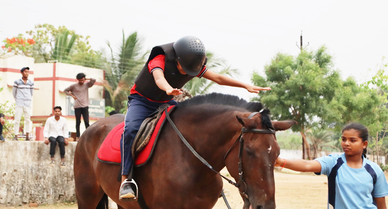 घुड़सवारी की बारीकियां सीखते छात्र