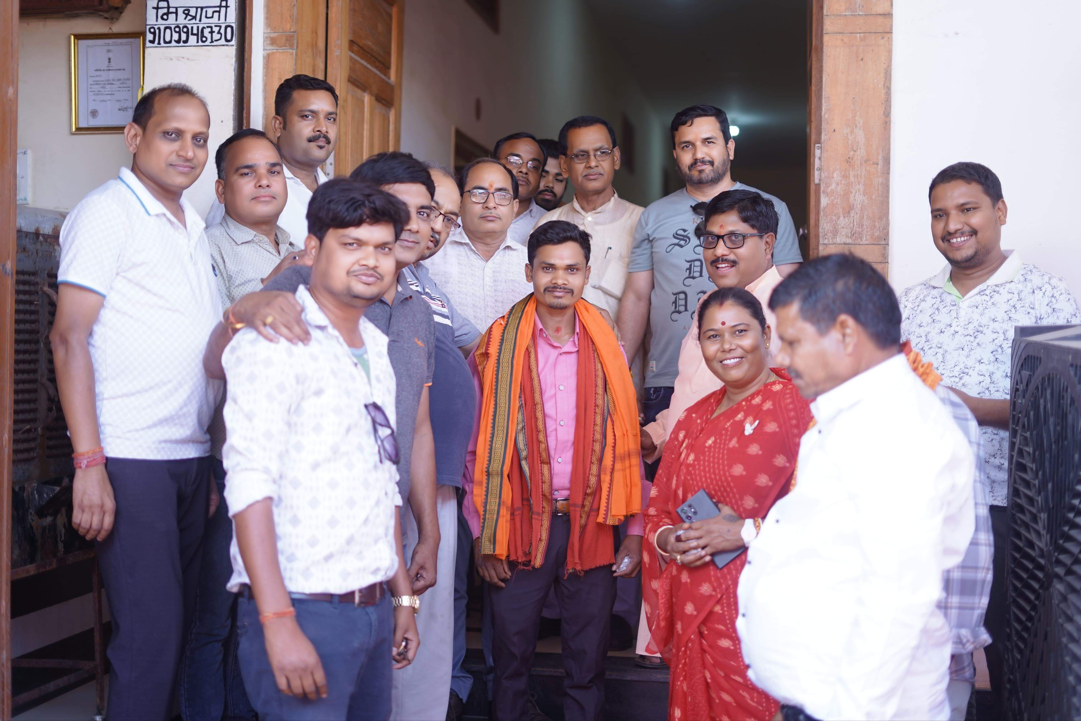 सायकल से रामलला के दर्शन करके लौटे महेश, गोमती साय ने किया सम्मानित