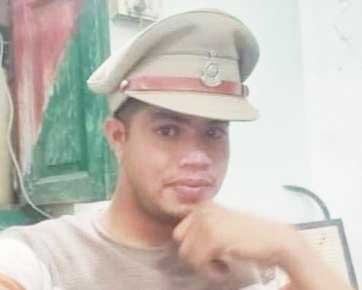 दरोगा की टोपी अपराधी के सर पर, रौब झाड़ते वाट्सअप स्टेटस