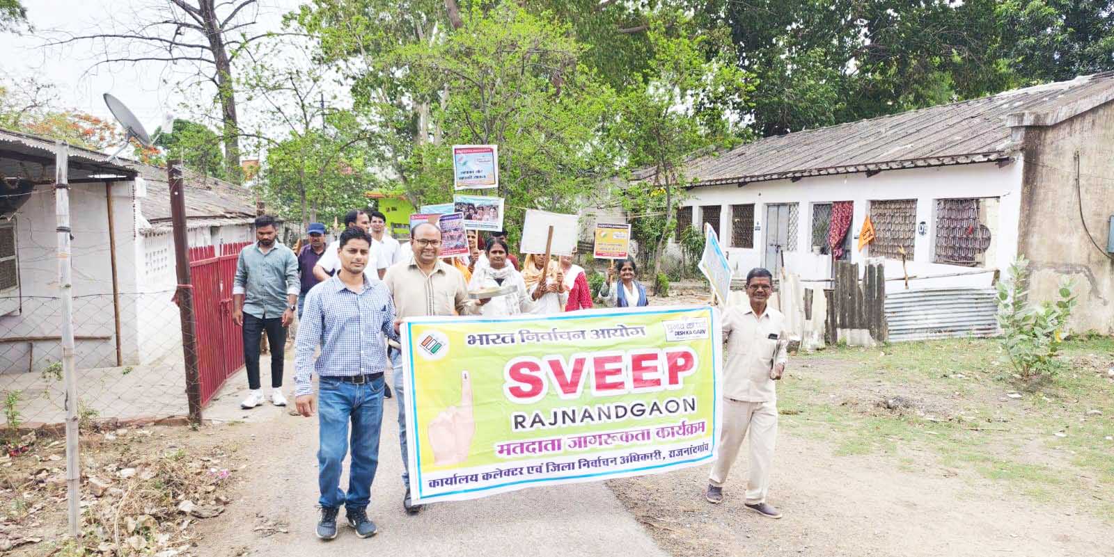 घर-घर हल्दी चावल देकर दिया जा रहा आमंत्रण घर-घर हल्दी चावल देकर दिया जा रहा आमंत्रण