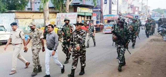 मतदान से पहले प्रशासन व पुलिस ने निकाला फ्लैग मार्च मतदान से पहले प्रशासन व पुलिस ने निकाला फ्लैग मार्च