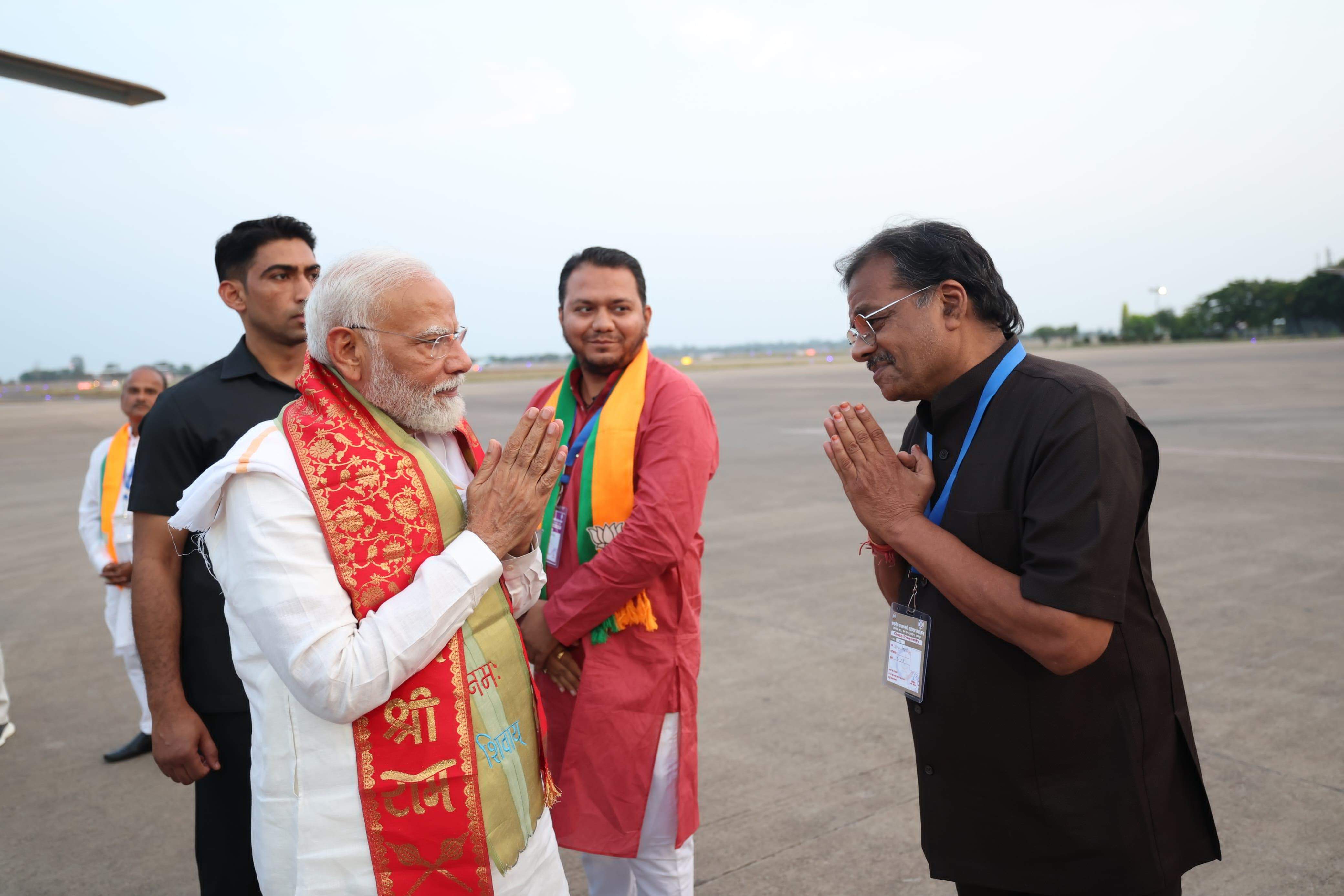 मोदी का विजय गोयल ने किया स्वागत मोदी का विजय गोयल ने किया स्वागत