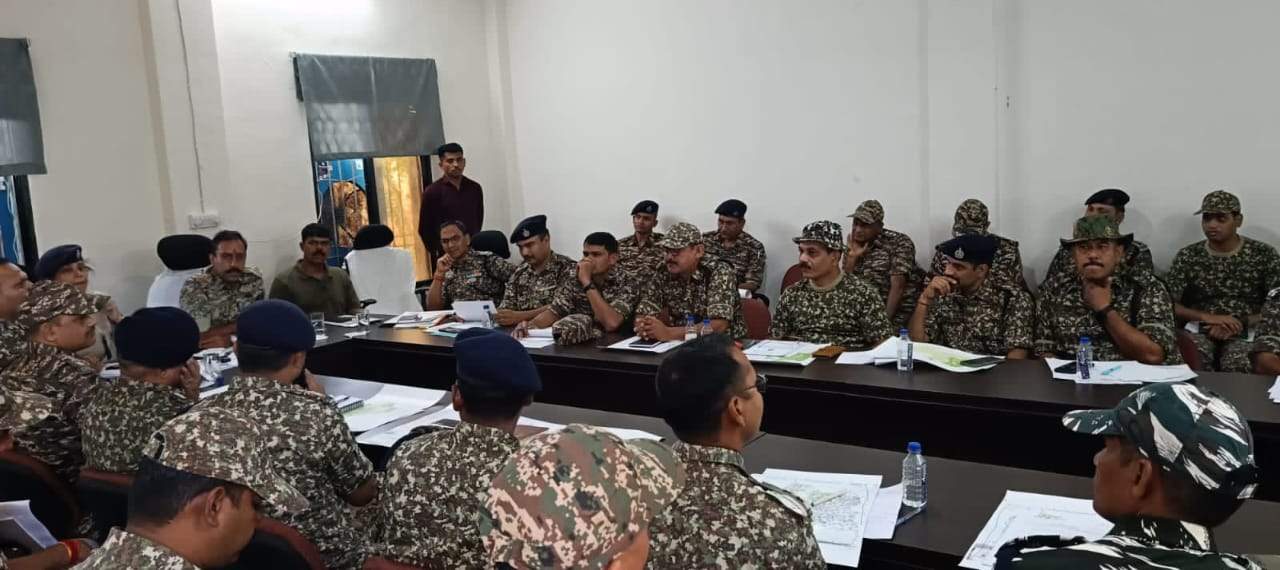 अद्र्धसैनिक और थाना प्रभारियों की एसपी ने ली बैठक अद्र्धसैनिक और थाना प्रभारियों की एसपी ने ली बैठक