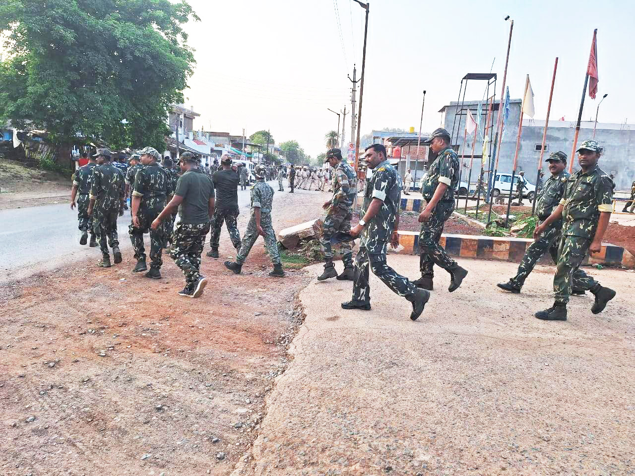 आईटीबीपी-पुलिस ने किया फ्लैग मार्च आईटीबीपी-पुलिस ने किया फ्लैग मार्च