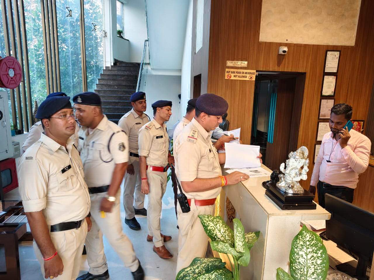 होटल, ढाबों और लॉजों में पुलिस की दबिश होटल, ढाबों और लॉजों में पुलिस की दबिश