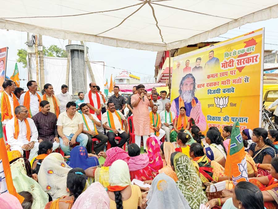 केदार कश्यप ने किया जनसंपर्क, मोदी गारंटी और सरकार की उपलब्धियों बताकर मांगा वोट केदार कश्यप ने किया जनसंपर्क, मोदी गारंटी और सरकार की उपलब्धियों बताकर मांगा वोट