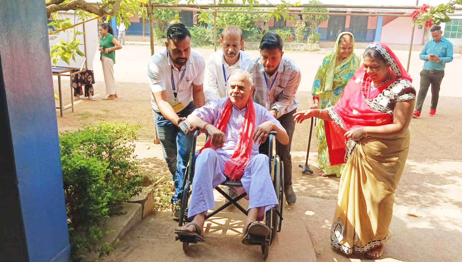 बुजुर्ग से लेकर युवा मतदाताओं में उत्साह, लंबी कतारें