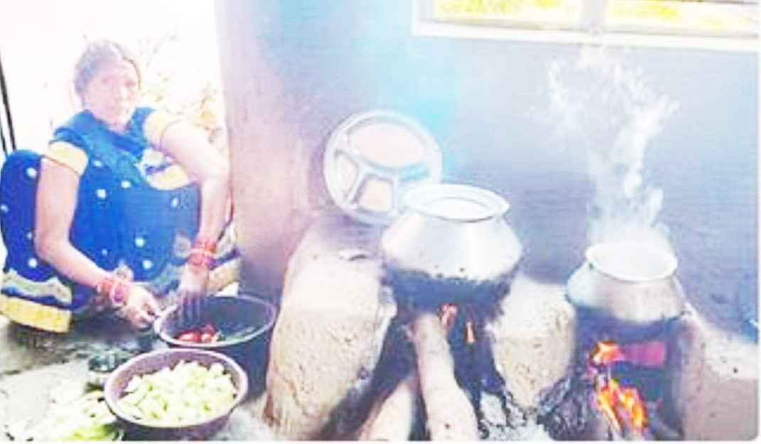 1164 में 92 स्कूलों में ही गैस से पक रहा मध्याह्न भोजन, बाकी में जल रहा चूल्हा 