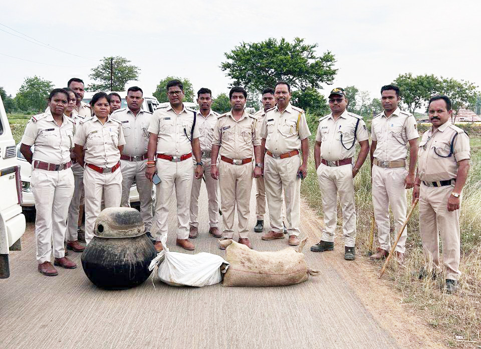 संयुक्त कार्रवाई में अवैध महुआ शराब व लाहन जब्त