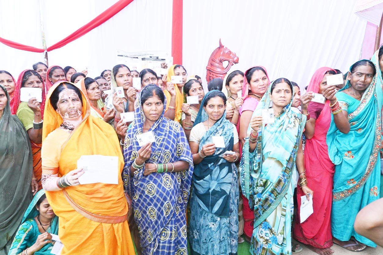 युवा, बुजुर्ग, दिव्यांग सहित नवविवाहित जोड़े भी उत्साह के साथ किया मतदान