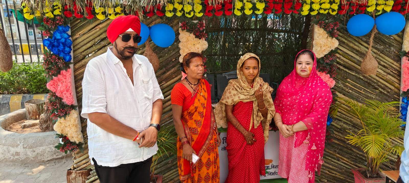 अग्नि के साथ फेरे लेने के पहले दुल्हन ने किया मताधिकार का प्रयोग