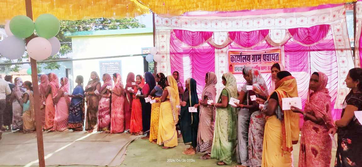 मतदाताओं की लंबी कतारें, मतदान के बाद सेल्फी भी मतदाताओं की लंबी कतारें, मतदान के बाद सेल्फी भी