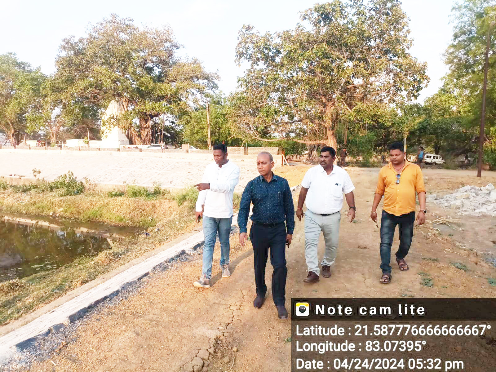 मुड़ा तालाब जीर्णोद्धार गहरीकरण पिंचिंग कार्य का निरीक्षण