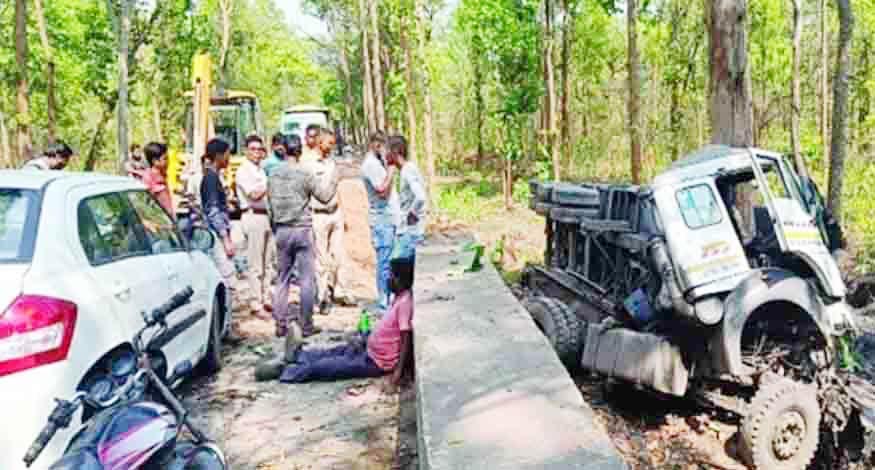पेड़ से टकरा दो हिस्सों में बंटा ट्रेलर, हेल्पर की मौत