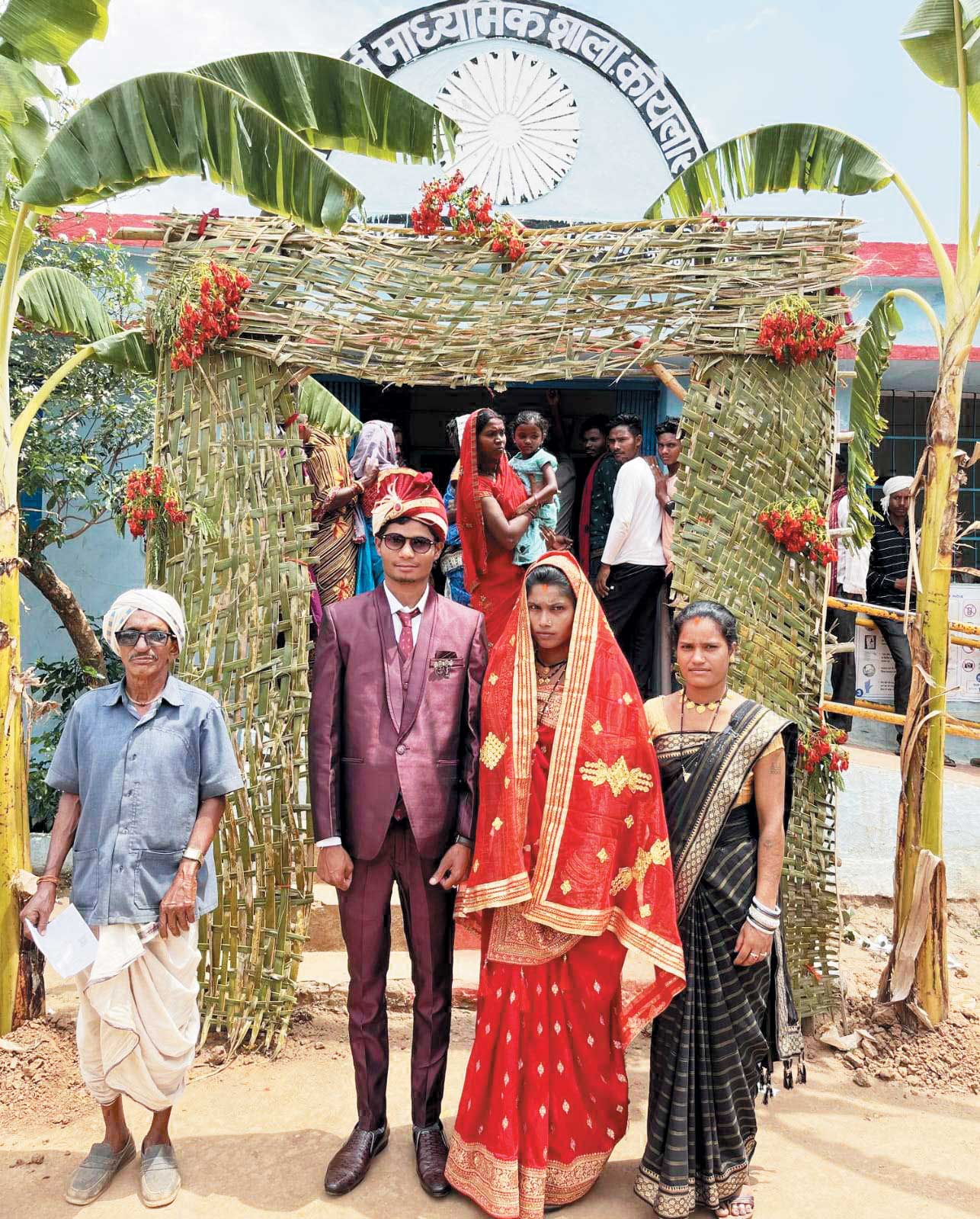 दुल्हन लाने के बाद दूल्हा सीधे मतदान केंद्र पहुंचा दुल्हन लाने के बाद दूल्हा सीधे मतदान केंद्र पहुंचा