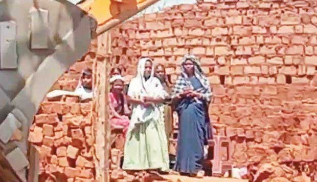  दलित परिवार का मकान तोड़ा