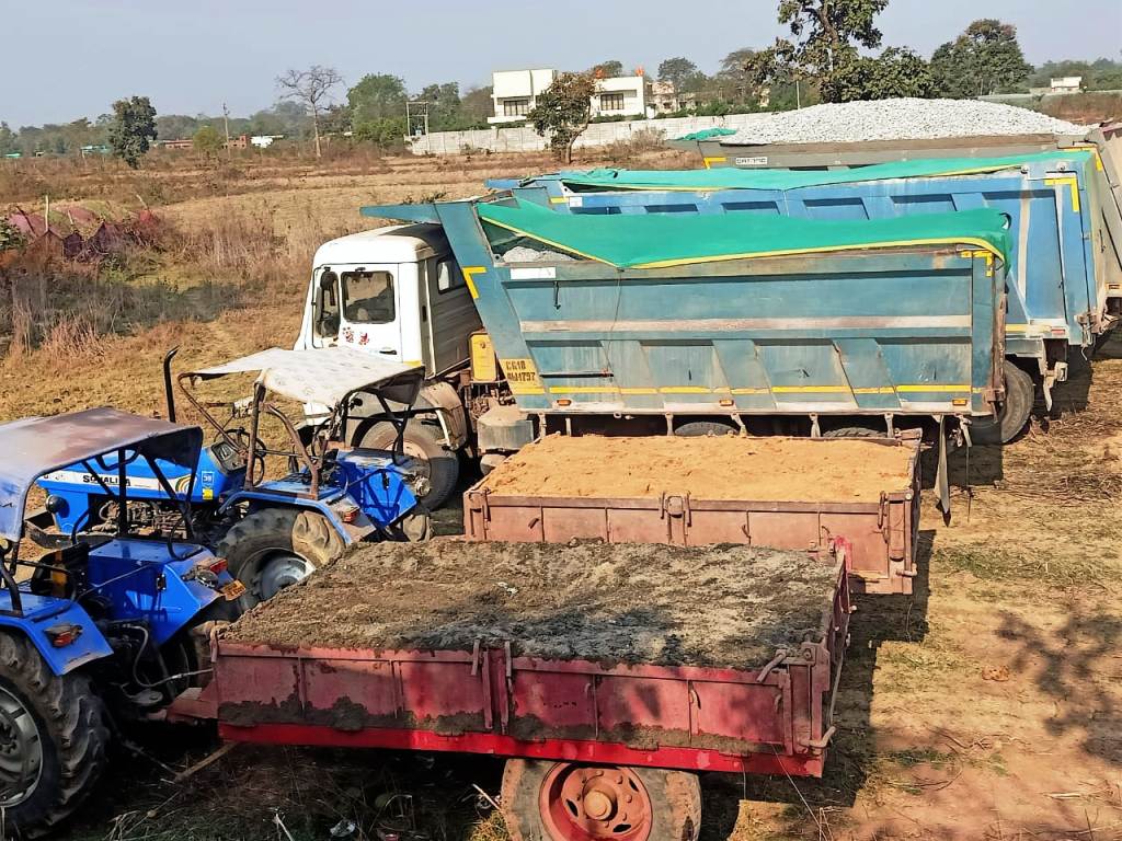 भारी गाड़ियों से सड़क खराब, रेत खदान संचालकों को नोटिस
