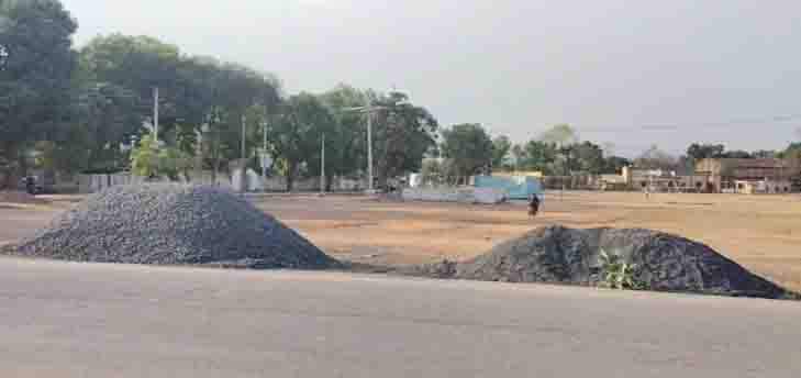 सडक़ किनारे व खेल मैदान में डम्प  कर रखे गिट्टी, हादसे को आमंत्रण