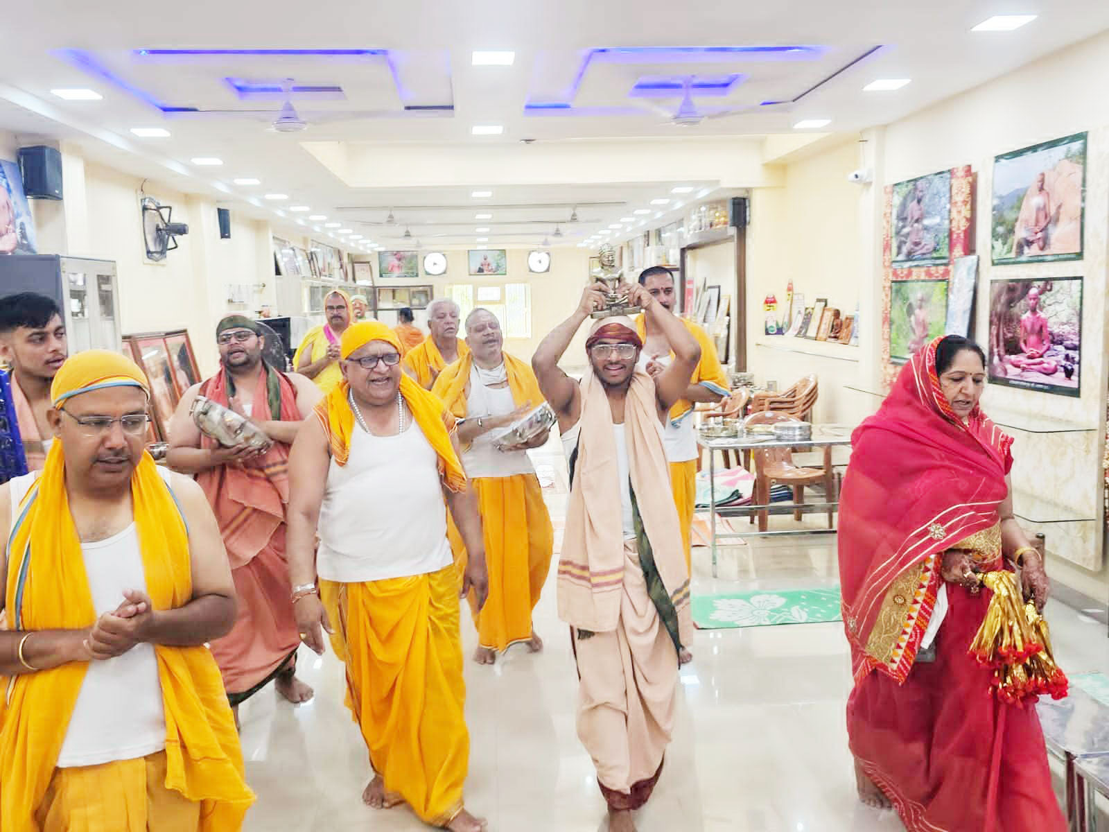 आदिनाथ दिगंबर जैन मंदिर में महावीर भगवान का मस्तकाभिषेक