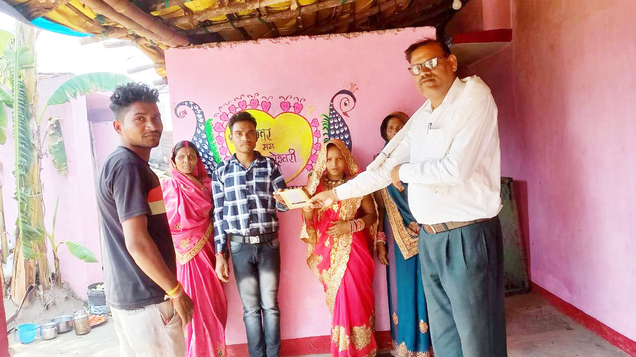 फस्र्ट टाइम वोटरों को प्रोत्साहित करने  घर- घर पहुंचा रहे निमंत्रण पत्र