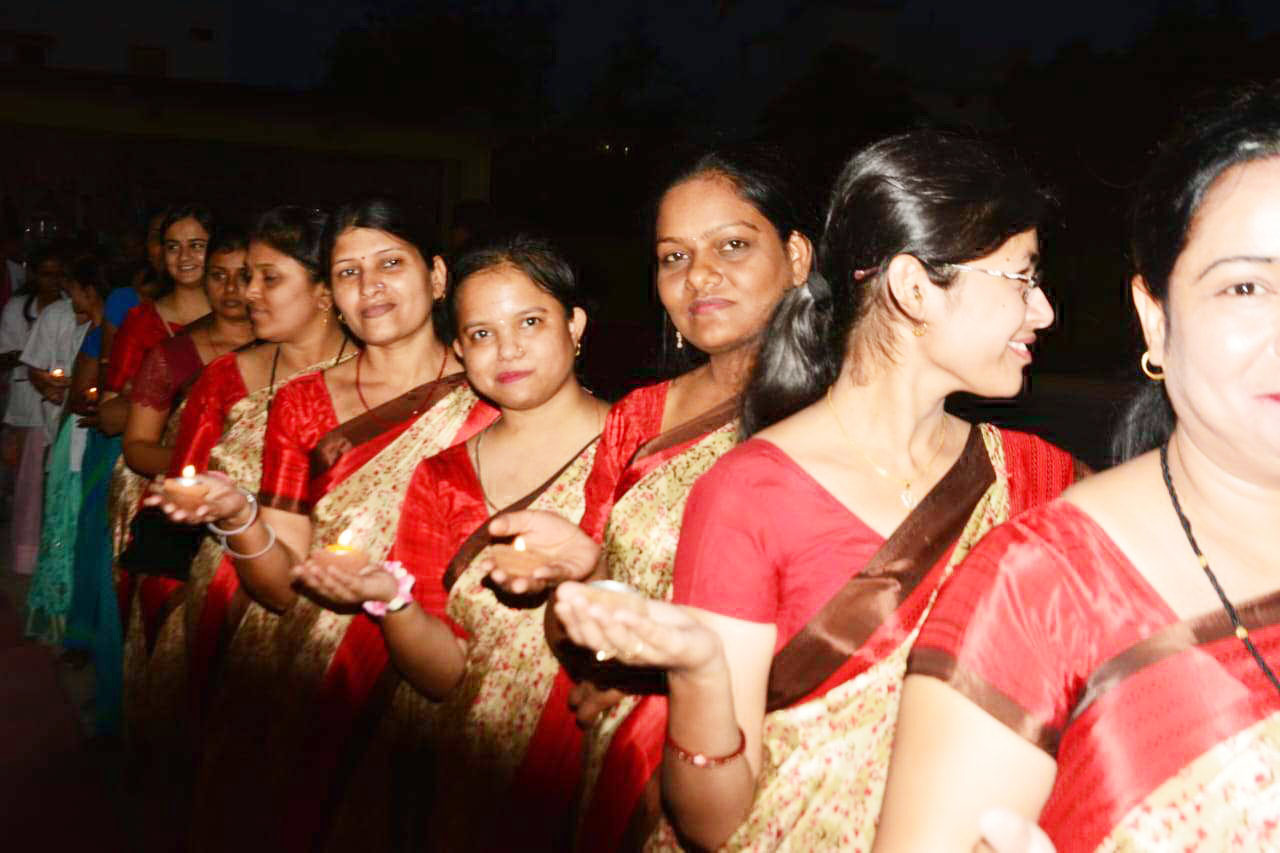 हाथों में दीपक और घंटी लिए निकली स्वीप आरती रैली